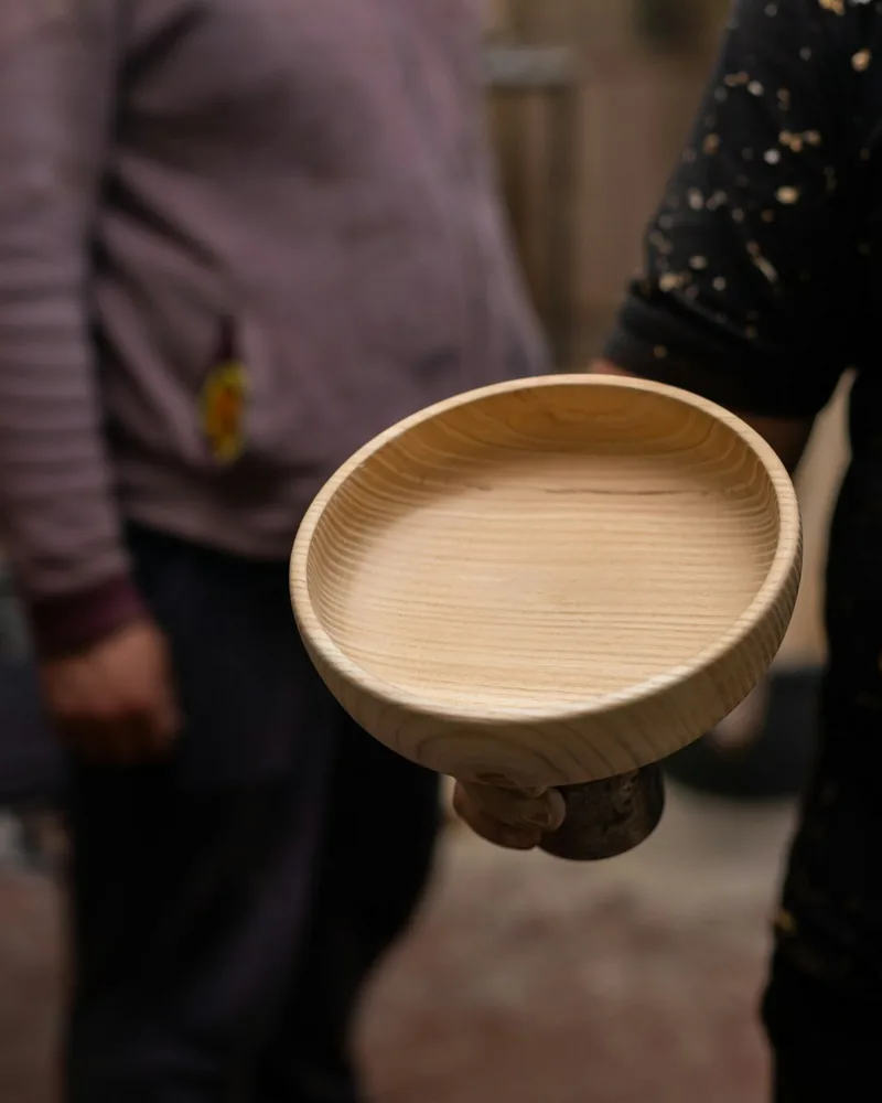 Detail bubnu s napnutou blánou a obručí drženou v rukou